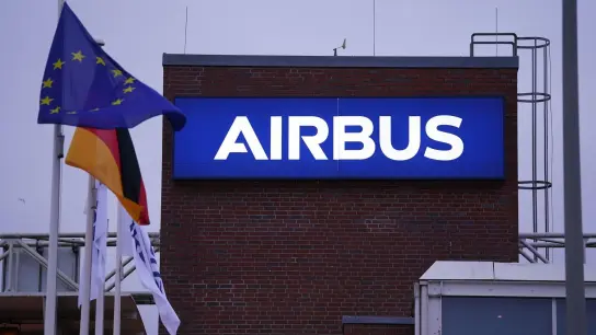 Das Haupttor des Airbus-Werks in Hamburg-Finkenwerder. (Foto: Marcus Brandt/dpa/Archivbild)