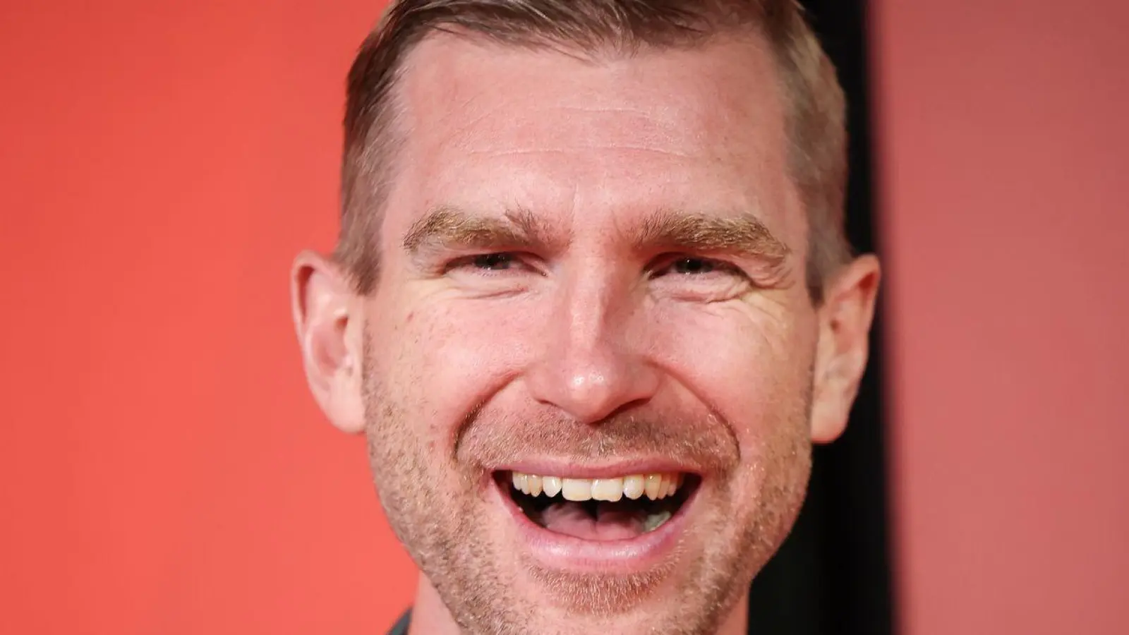 Mertesacker läuft im Testspiel seiner beiden Ex-Clubs auf. (Foto: Christian Charisius/dpa)