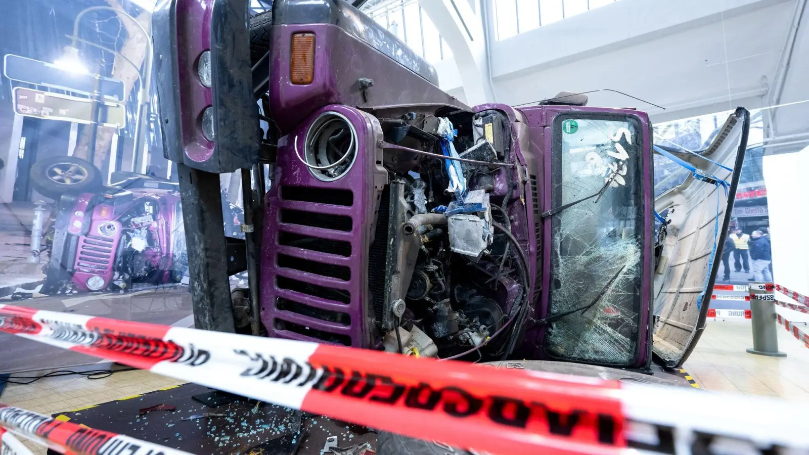 Das Wrack des Jeeps, in dem das Opfer eines illegalen Straßenrennens 2016 in Berlin starb. (Foto: Sven Hoppe/dpa)