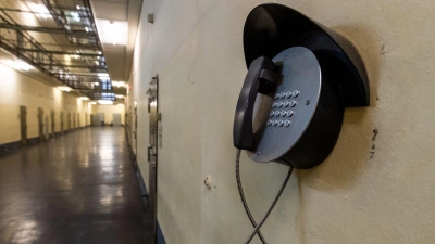 Verteidiger anrufen trotz aufgebrauchtem Telefonkontingent? Laut Bayerischem Obersten Landesgericht darf die JVA nicht einfach Nein sagen. (Foto: Christoph Schmidt/dpa/dpa-tmn)