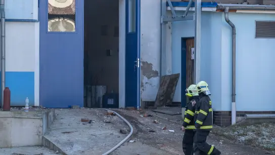 Feuerwehrleute vor einer Firma in Kostany, in der Gasflaschen explodiert sind. (Foto: Hájek Ondøej/CTK/dpa)
