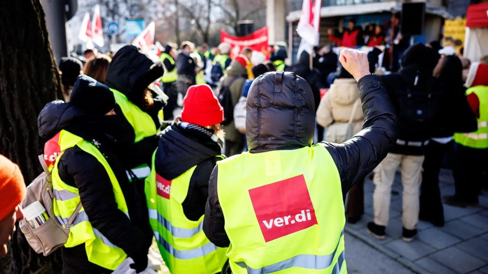 Post-Beschäftigte streiken in München. (Foto: Matthias Balk/dpa)