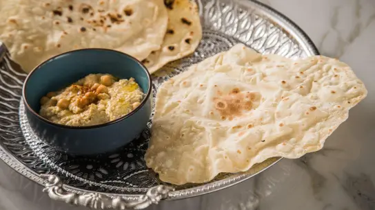 Die mild-nussig schmeckenden Kichererbsen lassen sich gut zu einem cremigen Hummus-Dip verarbeiten. (Foto: Christin Klose/dpa-tmn)