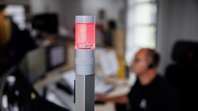 Wer in einer Notrufzentrale anruft, steht meist unter Stress. Muss man nach den richtigen Worten suchen, wird die Situation noch unangenehmer. (Symbolbild) (Foto: Matthias Balk/dpa)