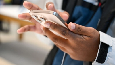 Die Kamera-App startet bislang oft unbeabsichtigt durch einen Wisch nach links: Künftig kann diese Funktion in den Einstellungen abgeschaltet werden. (Foto: Katharina Kausche/dpa/dpa-tmn)