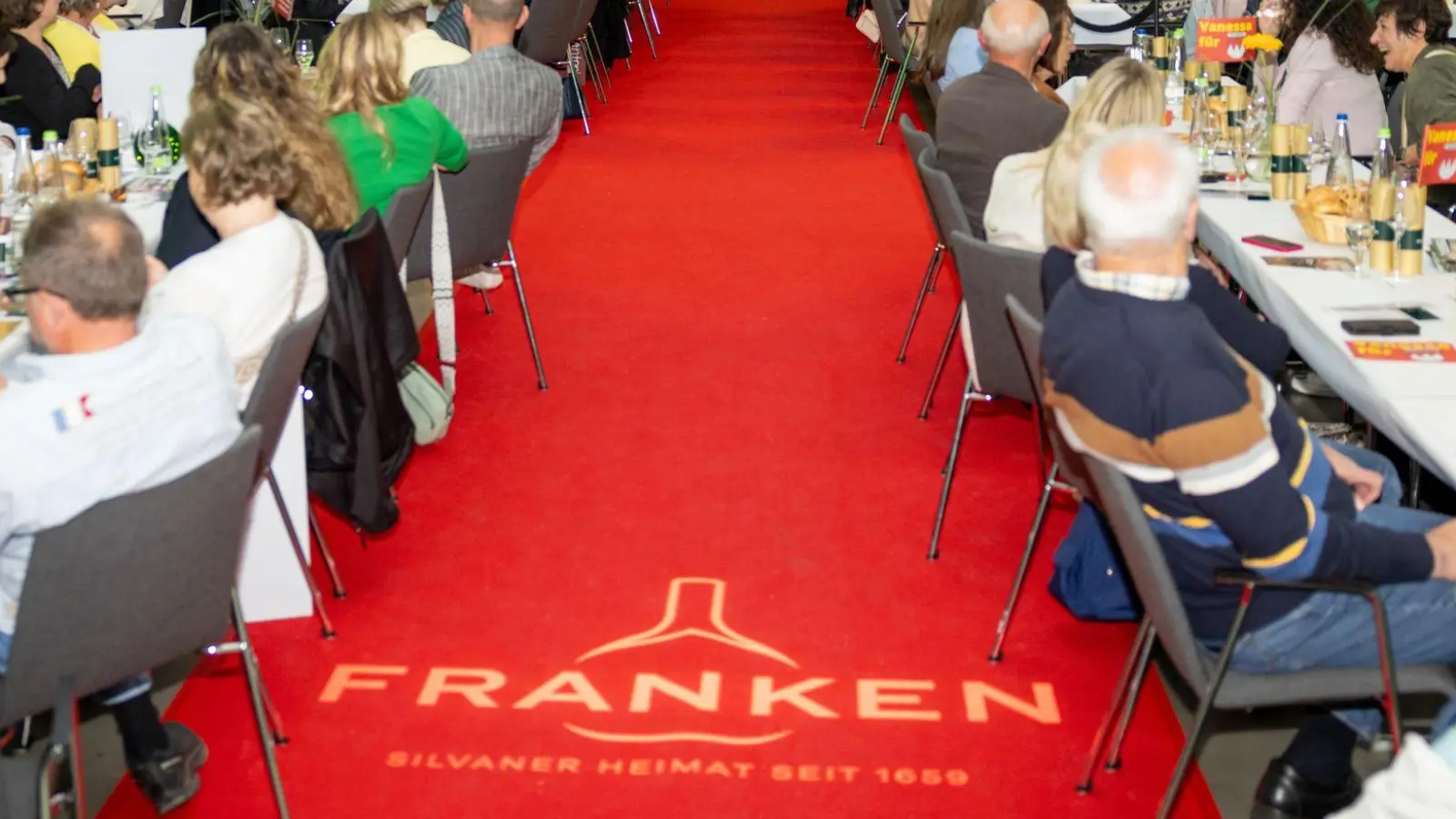 Erstmals kämpft ein Mann um die Weinkrone. (Archivbild) (Foto: Julien Becker/dpa)