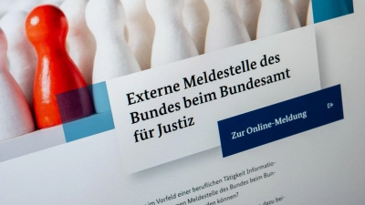 Haben Sie einen Korruptionsverdacht? Dann können Sie sich zum Beispiel anonym an ein Hinweisgeberportal wenden. (Foto: Zacharie Scheurer/dpa-tmn)