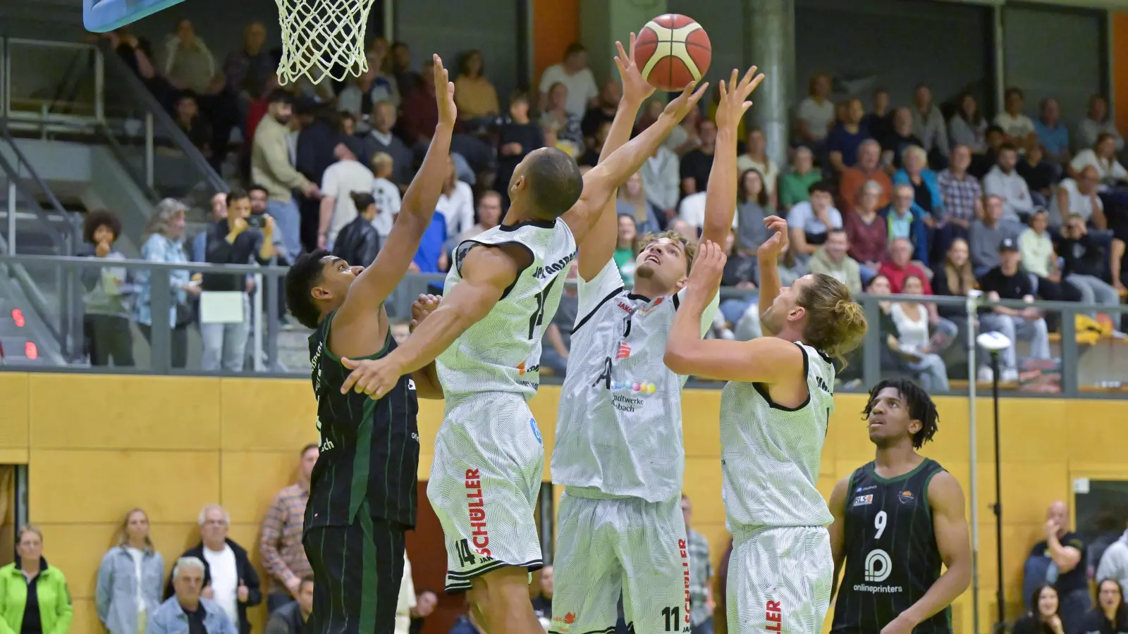 In Vilsbiburg hatte hapa Ansbach (in Weiß, hier gegen den TTV Neustadt) große Probleme bei den Rebounds. (Foto: Martin Rügner)