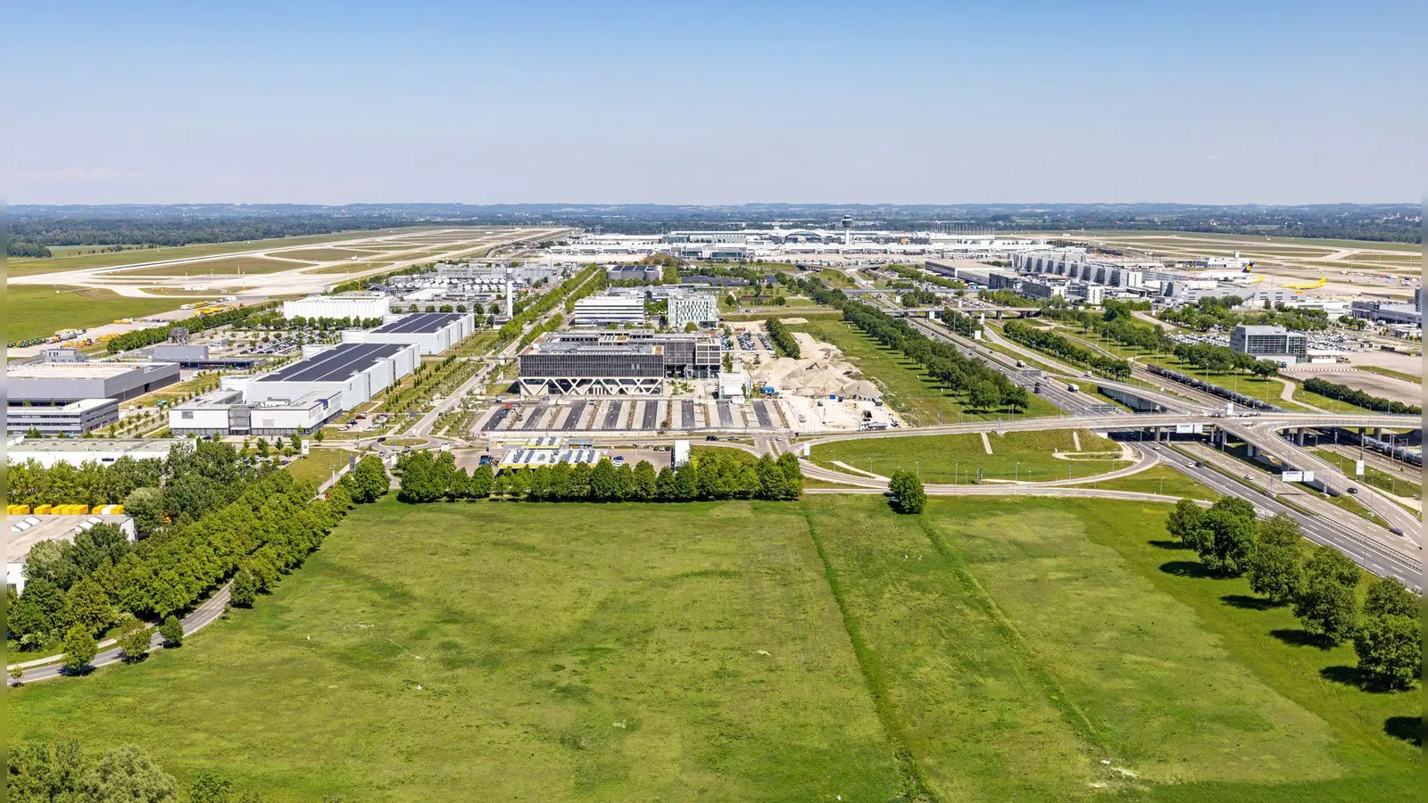 Die Luftaufnahme zeigt den geplanten Standort für die neue Konzertarena „Munich Arena“. (Foto: -/SWMUNICH Real Estate/Munich Arena/dpa)
