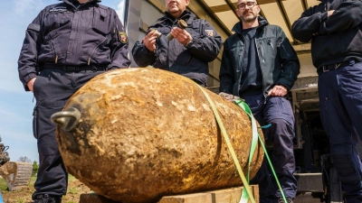 Erfolgreich entschärft: Mitarbeiter des Kampfmittelräumdienstes Rheinland-Pfalz stehen um die US-amerikanische 500-Kilo-Bombe in Mainz, die nach rund 80 Jahren immer noch als gefährlich galt. (Foto: Andreas Arnold/dpa)
