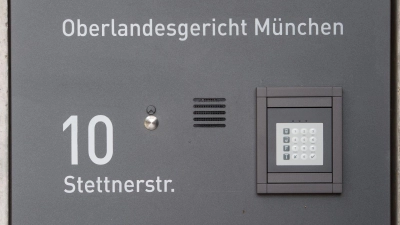 Den Angeklagten werden Kriegsverbrechen zur Last gelegt. (Archivbild) (Foto: Tobias Hase/dpa)