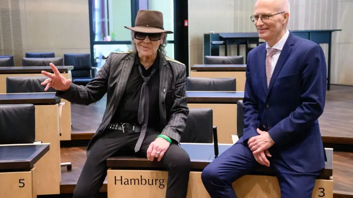 Udo Lindenberg (l) neben dem Ersten Bürgermeister von Hamburg, Peter Tschentscher, im Plenarsaal des Bundesrats. (Foto: Bernd von Jutrczenka/dpa)