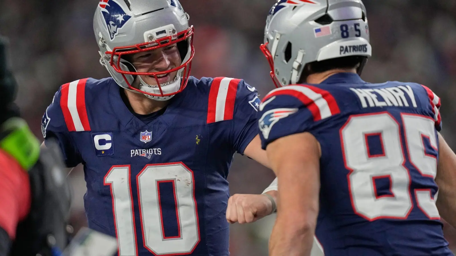 Ein Touchdown-Pass im ersten Playoff-Spiel reichte für den ersten Playoff-Sieg von Drake Maye (links). (Foto: Charles Krupa/AP/dpa)
