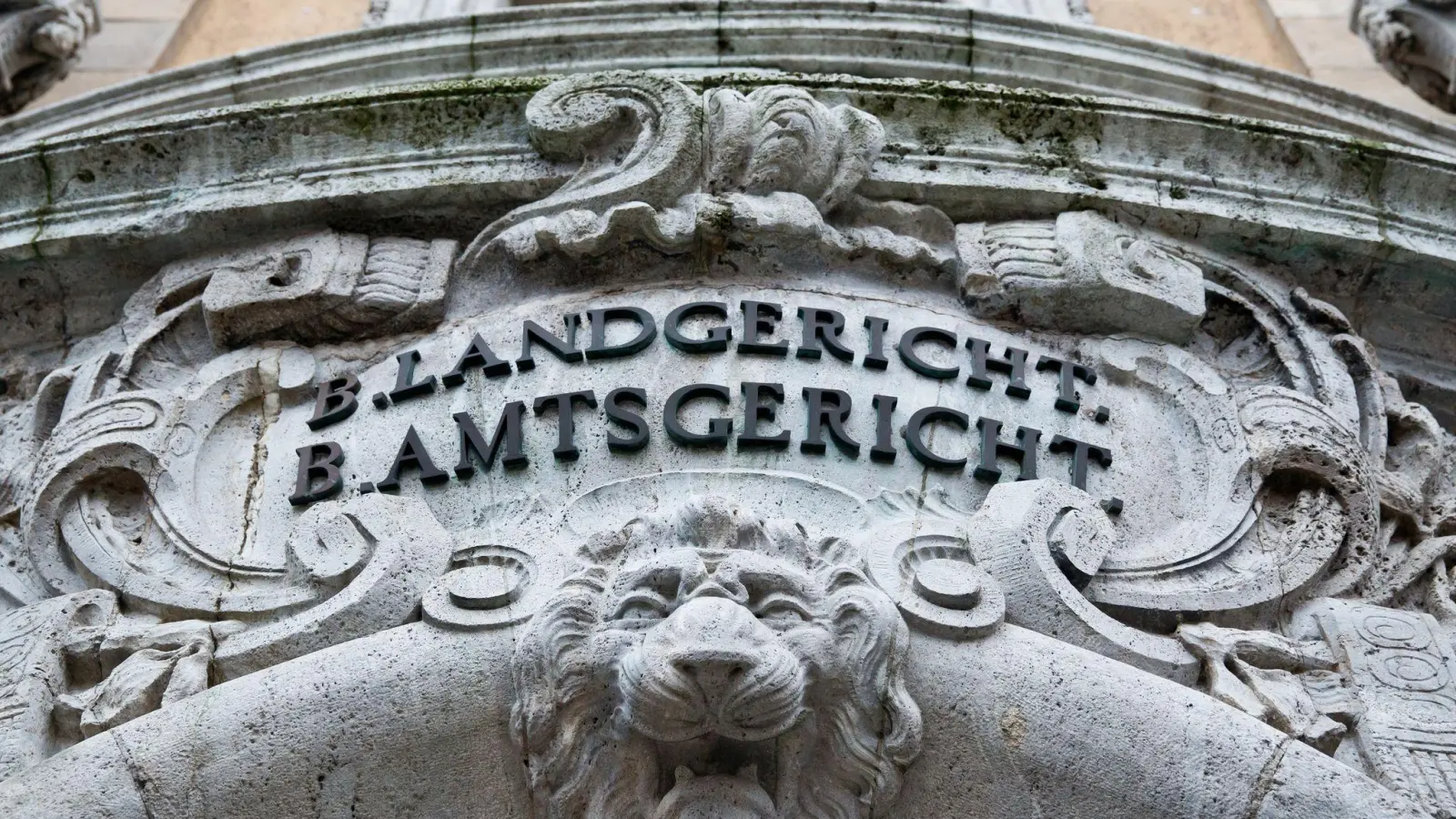 „Landgericht“ und „Amtsgericht“ ist über dem Eingang vom Landgericht in Schweinfurt zu lesen. (Foto: picture alliance/Daniel Karmann/dpa/Archivbild)