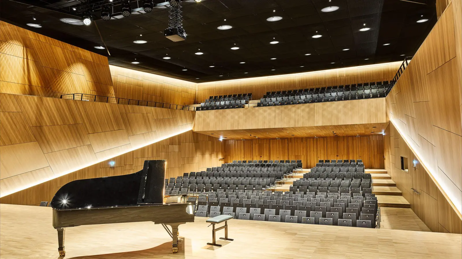 Ein Blick ins Herzstück: der große Konzertsaal mit herausragender Akustik. Hier standen schon mehrere Weltstars auf den Brettern. (Foto: Sascha Hauk)