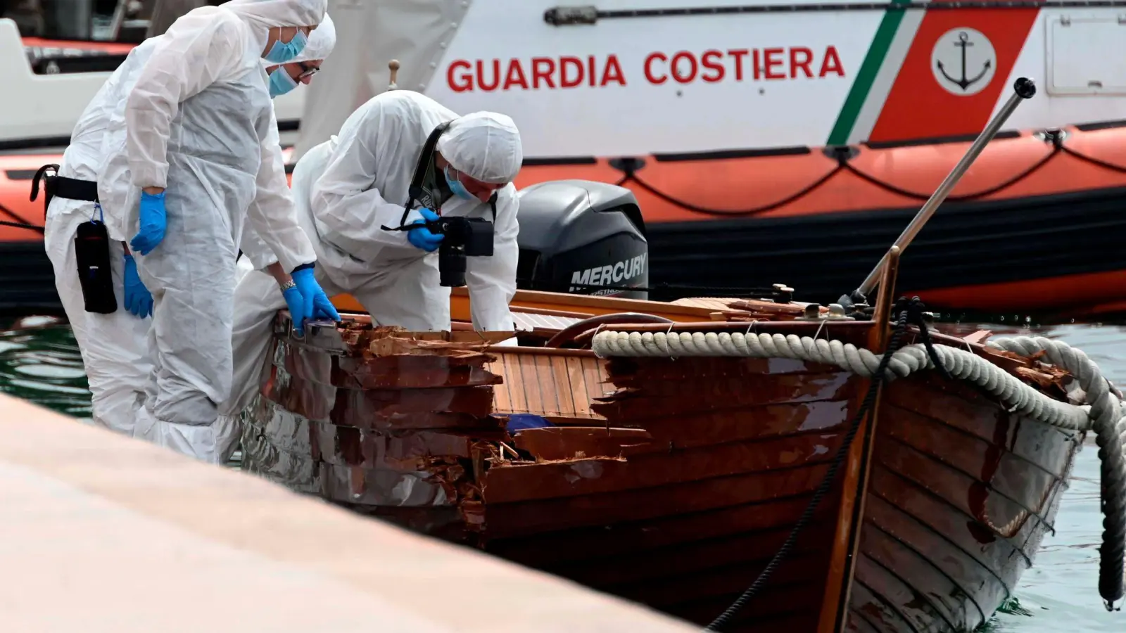 Forensiker begutachten im Hafen den Schaden an einem Holzboot. (Foto: Gabriele Strada/AP/dpa/Archivbild)