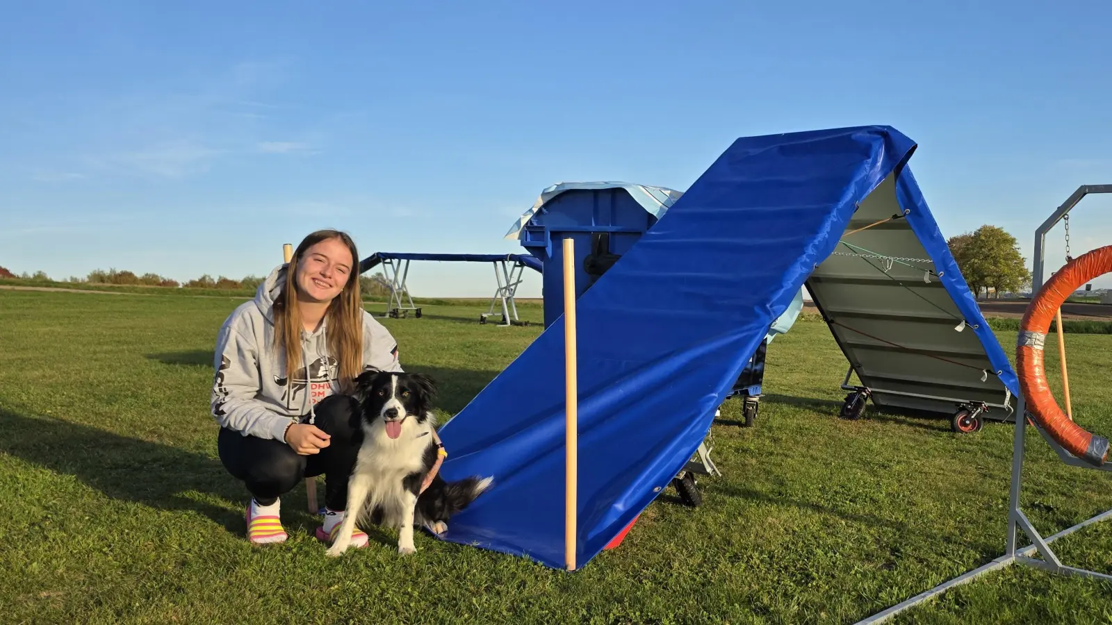 Judith Hofmann und die Border-Collie-Hündin „Dana” auf ihrem Trainingsgelände in Untermeißling. Nicht nur beim Sport im Parcours, auch in der Freizeit sind die beiden ein Team, das gut harmoniert.  (Foto: Markus Weinzierl)