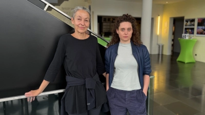 Die Schauspielerinnen Nicole Schneider (links) und Anna Woll im Foyer des Theater Ansbach: Sie erklären, warum es aus ihrer Sicht zu der missglückten Vorstellung am Rokoko-Abend gekommen ist. Sophie Weikert konnte beim Fototermin nicht dabei sein.  (Foto: Lara Hausleitner)