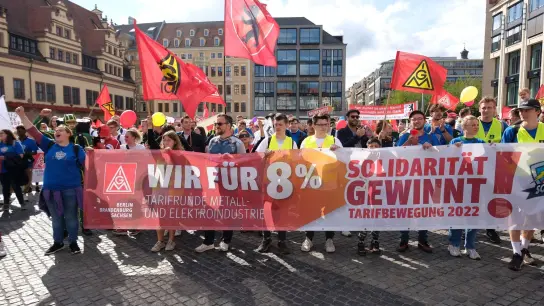 Etwa 2000 Menschen beteiligten sich an einer Protestaktion der Industriegewerkschaft Metall (IGM) in Leipzig. (Foto: Sebastian Willnow/dpa)