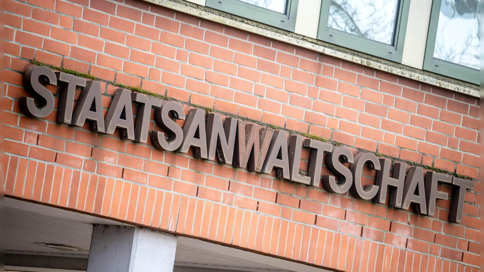 Bei der Staatsanwaltschaft Verden wird wegen möglicher jahrelanger Vergewaltigung einer Frau ermittelt. (Archivbild)  (Foto: Sina Schuldt/dpa)