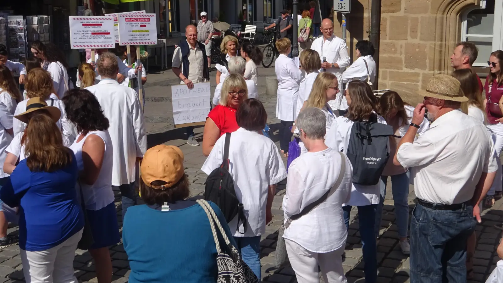 Etwa hundert Inhaber und Angestellte von Apotheken waren erschienen, um ihrem Unmut Luft zu verschaffen und die Bevölkerung auf bestehende Probleme aufmerksam zu machen. (Foto: Florian Pöhlmann)