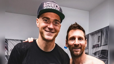 Das Käppi zum Gewinn des Supporters' Shield steht ihm gut: Julian Gressel (links) mit Superstar Lionel Messi. (Foto: Inter Miami)