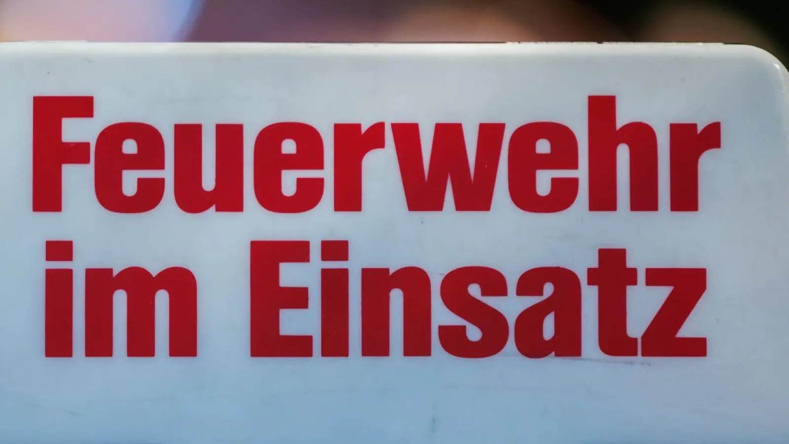 Die Feuerwehrleute löschten das Feuer zügig. (Symbolbild) (Foto: Daniel Karmann/dpa)