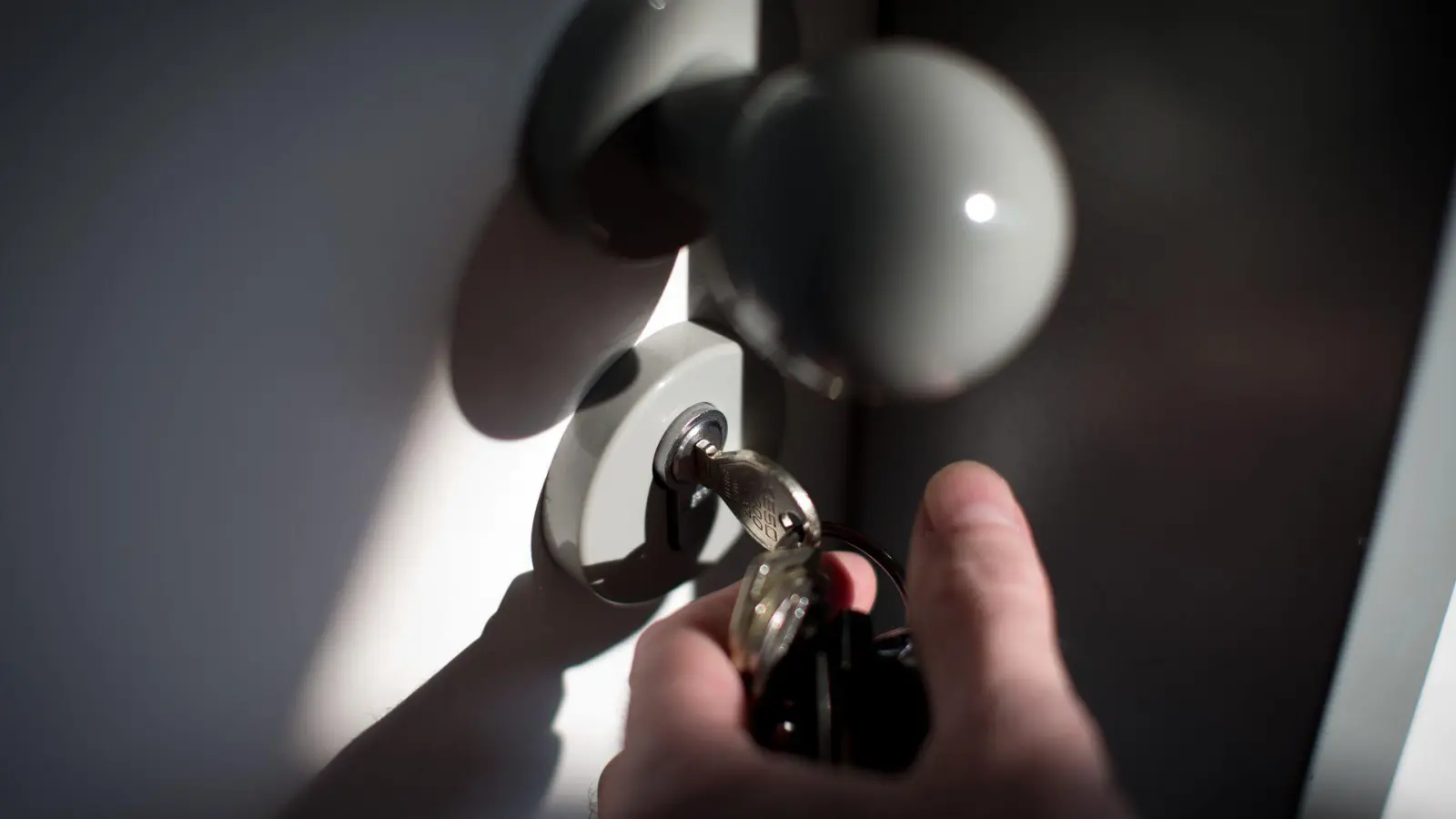 Schlüssel zur Wohnung unter der Fußmatte versteckt? Verschafft sich mit diesem jemand unbefugt Zugang, können Mieterinnen und Mieter zur Rechenschaft gezogen werden. (Foto: picture alliance / dpa)