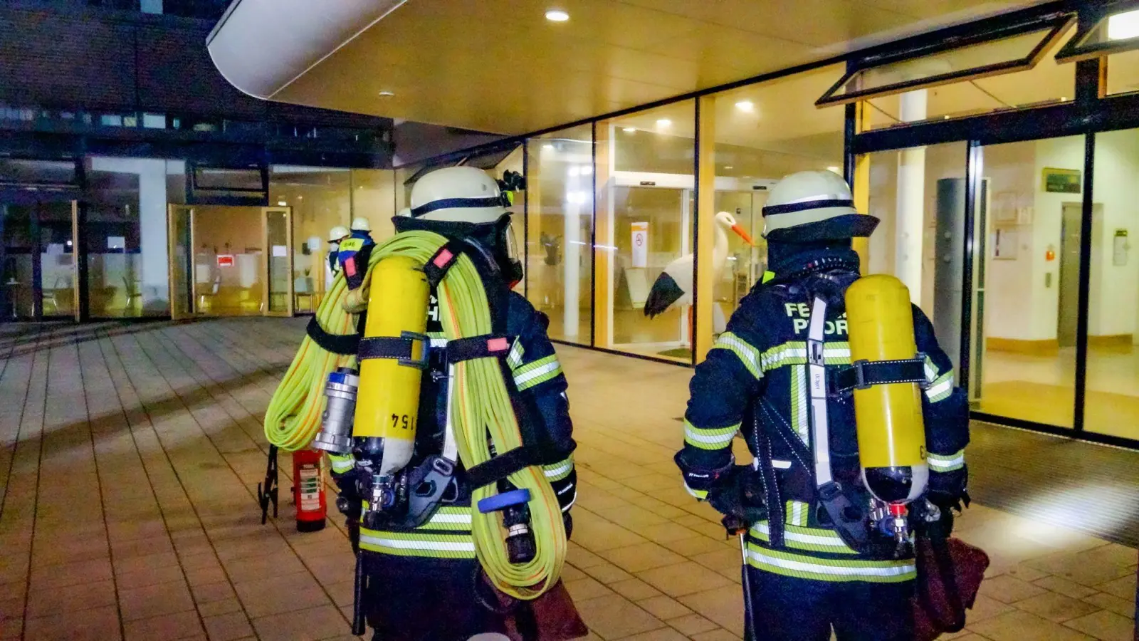 Einsatzkräfte der Feuerwehr versuchen, den Brand in einem Pforzheimer Krankenhaus in den Griff zu bekommen. (Foto: Markus Rott/EinsatzReport24/dpa)