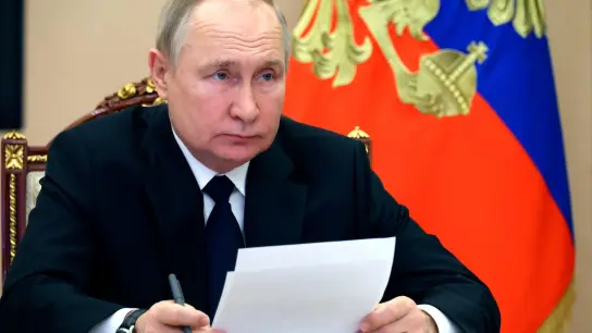 Russlands Präsident Wladimir Putin: „Unsere militärischen Möglichkeiten wachsen mit jedem Tag.“ (Foto: Mikhail Kuravlev/Pool Sputnik Kremlin/AP/dpa)