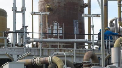 Ein Arbeiter geht im Chemiepark Bitterfeld-Wolfen bei Akzo Nobel durch eine Anlage zur Produktion von Chlor. (Foto: Klaus-Dietmar Gabbert/dpa-Zentralbild/dpa)