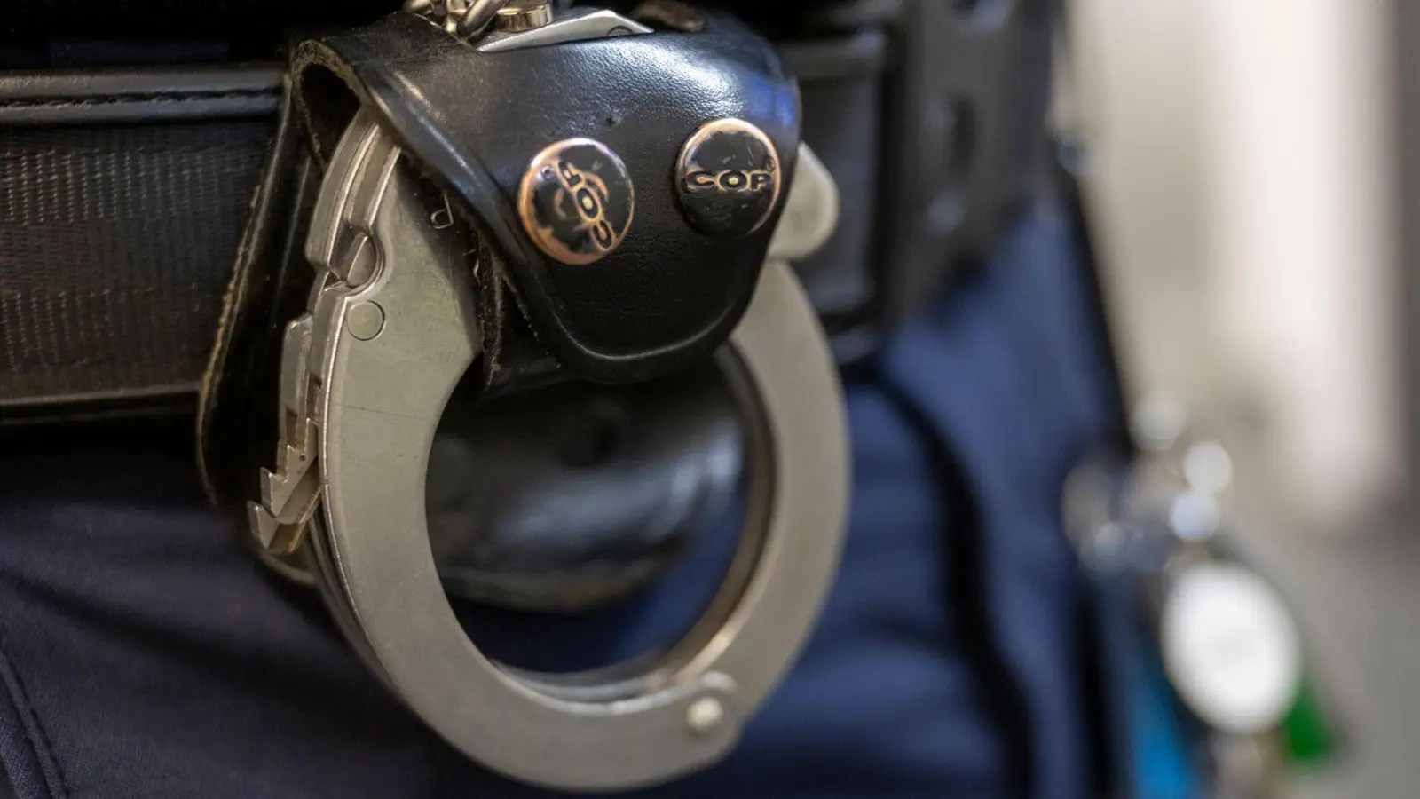 Die Polizei ermittelt nun unter anderem wegen räuberischen Diebstahls gegen den 41-Jährigen. (Symbolbild) (Foto: Peter Kneffel/dpa)