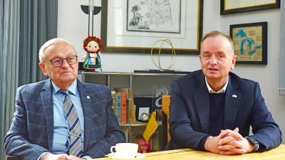 In einer festlichen Stadtratssitzung am 18. Dezember erhält Friedrich Hilterhaus (links) die Ehrenbürgerwürde. Mit Oberbürgermeister Thomas Deffner kam er vorab zu einem Gespräch mit der FLZ zusammen. (Foto: Irmeli Pohl)