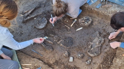 Das Grab im Ortsteil Exing, nach dem das Skelett als „Exinger“ bezeichnet wird, wurde bei einer Untersuchung vor Bauarbeiten entdeckt. (Foto: F.Eibl/Landratsamt Dingolfing-Landau/dpa)