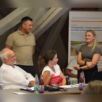 Die beiden Tennet-Vertreter Michael Sprenger und Aylin Kiyici (stehend) erläuterten im Bürgersaal den Stadtratsmitgliedern (im Foto Dr. Berthold Krabbe und Sandra Lechner) und dem vielköpfigen Publikum den Sachstand der Umspannwerk-Planung. (Foto: Andreas Reum)