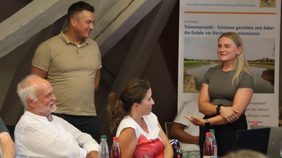 Die beiden Tennet-Vertreter Michael Sprenger und Aylin Kiyici (stehend) erläuterten im Bürgersaal den Stadtratsmitgliedern (im Foto Dr. Berthold Krabbe und Sandra Lechner) und dem vielköpfigen Publikum den Sachstand der Umspannwerk-Planung. (Foto: Andreas Reum)