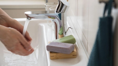 Damit warmes Wasser aus der Leitung kommt, wird bei zentralen Lösungen oft viel Energie benötigt. (Foto: Christin Klose/dpa-tmn)