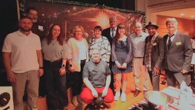 Ein Teil des Helfer-Teams im festlich geschmückten Onoldiasaal. (Foto: Brücke zum Nächsten)