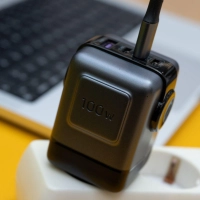 Klobiges Netzteil war gestern: Moderne Laptops lassen sich über USB-C-Ladegeräte aufladen – eine Voraussetzung: Deren Wattzahl ist hoch genug. (Foto: Nico Tapia/dpa-tmn)