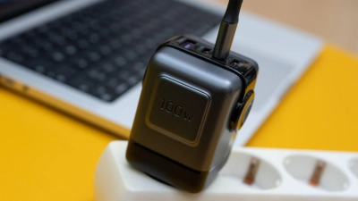 Klobiges Netzteil war gestern: Moderne Laptops lassen sich über USB-C-Ladegeräte aufladen – eine Voraussetzung: Deren Wattzahl ist hoch genug. (Foto: Nico Tapia/dpa-tmn)
