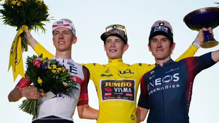 Tour-de-France-Sieger Jonas Vingegaard (M), der Zweitplatzierte Tadej Pogacar (l), und der Drittplatzierte Geraint Thomas. (Foto: Thibault Camus/AP/dpa)