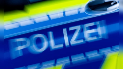 Eine 85-Jährige aus Freising hat Goldbarren im Wert von mehr als 100.000 Euro an einen falschen Polizeibeamten übergeben. (Symbolbild) (Foto: Rolf Vennenbernd/dpa)