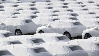 Zur Verschiffung bereit: Audi-Fahrzeuge des Volkswagen Konzerns im Hafen von Emden. (Foto: Jörg Sarbach/dpa)