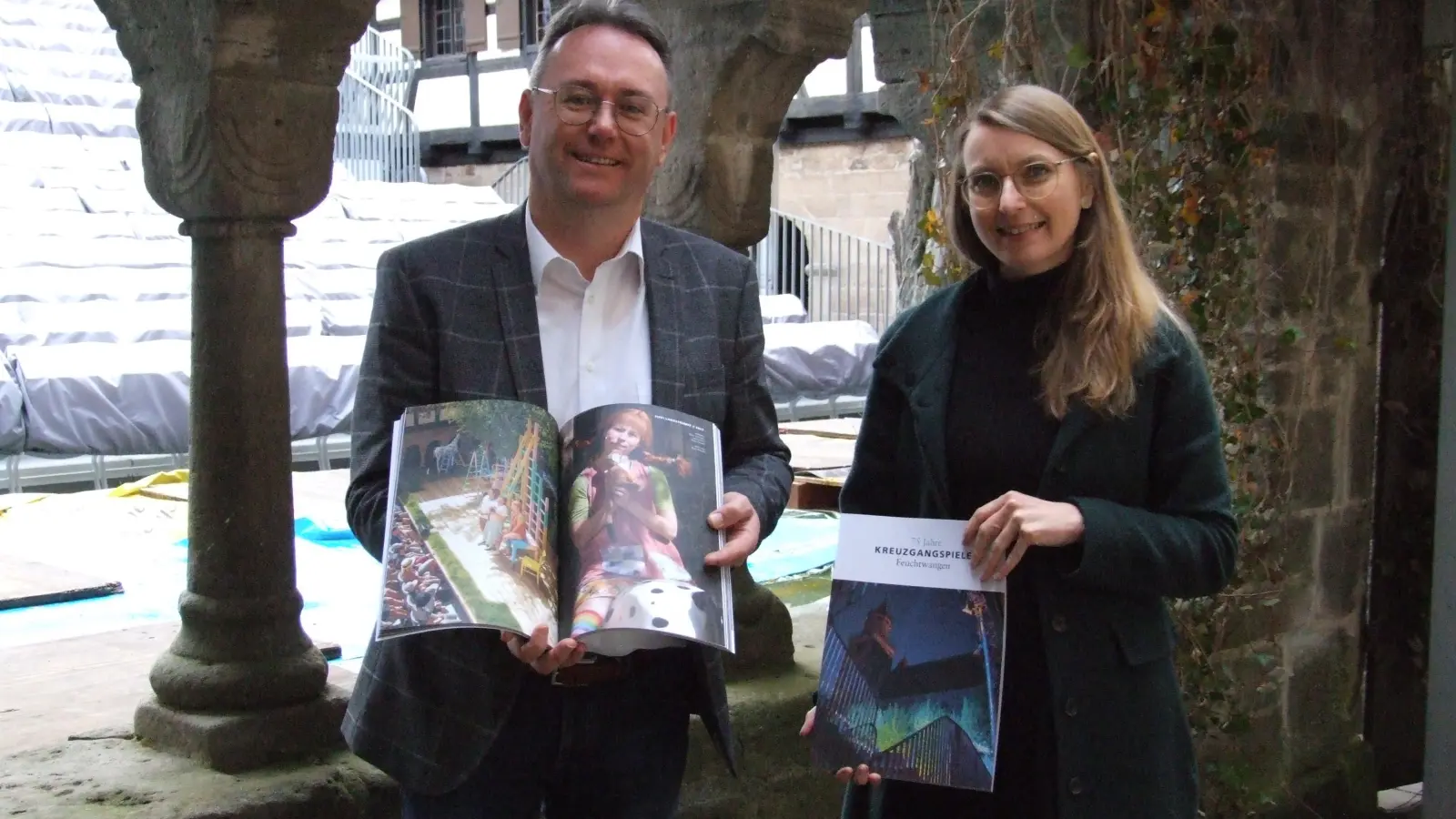 Die Leiterin des Kulturbüros und Dramaturgin der Kreuzgangspiele, Dr. Maria Wüstenhagen, und der Vorsitzende des Vereins zur Förderung der Kreuzgangspiele, Herbert Lindörfer, stellten die Festschrift vor. (Foto: Jasmin Kiendl)
