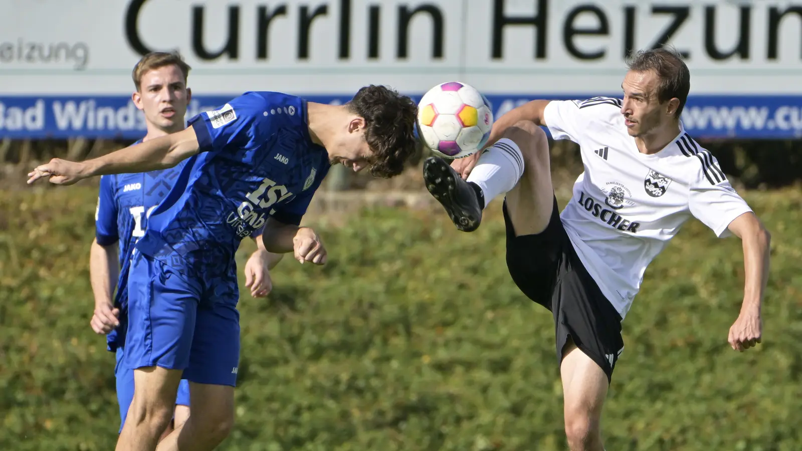 Am letzten Wochenende trennten sich der SVV Weigenheim (links Janosch Maar) und der VfB Schillingsfürst (Jürgen Büttner) unentschieden 3:3. Am Sonntag muss die Viktoria nach Schalkhausen, Ornbau-Weidenbach empfängt den FC Dombühl. (Foto: Martin Rügner)