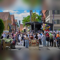 Seinem Beinamen Festsaal Frankens machte der Marktplatz alle Ehre: Vor der Bühne drängen sich die Gäste. (Foto: René Chlopotowski)
