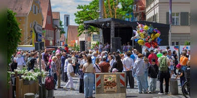 Seinem Beinamen Festsaal Frankens machte der Marktplatz alle Ehre: Vor der Bühne drängen sich die Gäste. (Foto: René Chlopotowski)