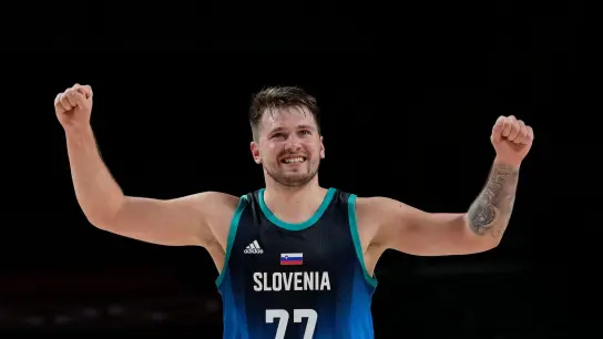 Sloweniens Basketball-Star Luka Doncic jubelt. (Foto: Eric Gay/AP/dpa)