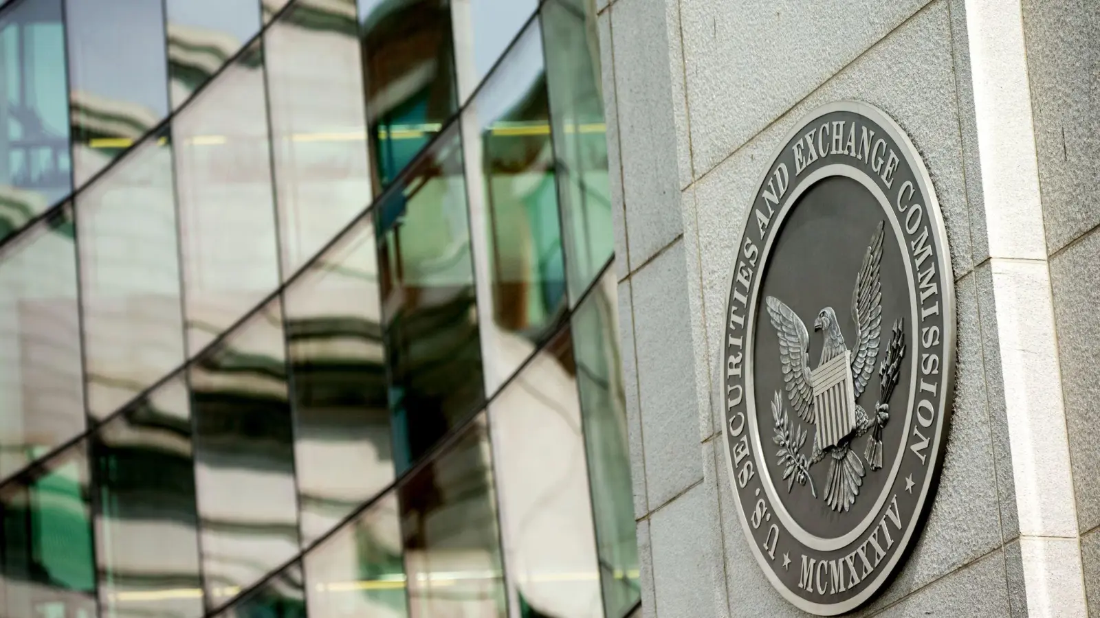 Der Sitz der US-Börsenaufsicht SEC in Washington. (Foto: Andrew Harnik/AP/dpa)