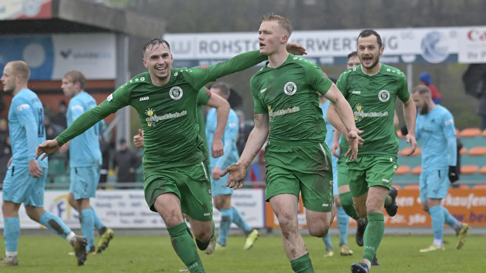 Im Aufwind: Lukas Schmidt (links) und Niklas Seefried (hier bei einem anderen Spiel) erzielten in Rain je zwei Tore. Mit ihnen freut sich Eric Weeger (rechts). (Foto: Martin Rügner)